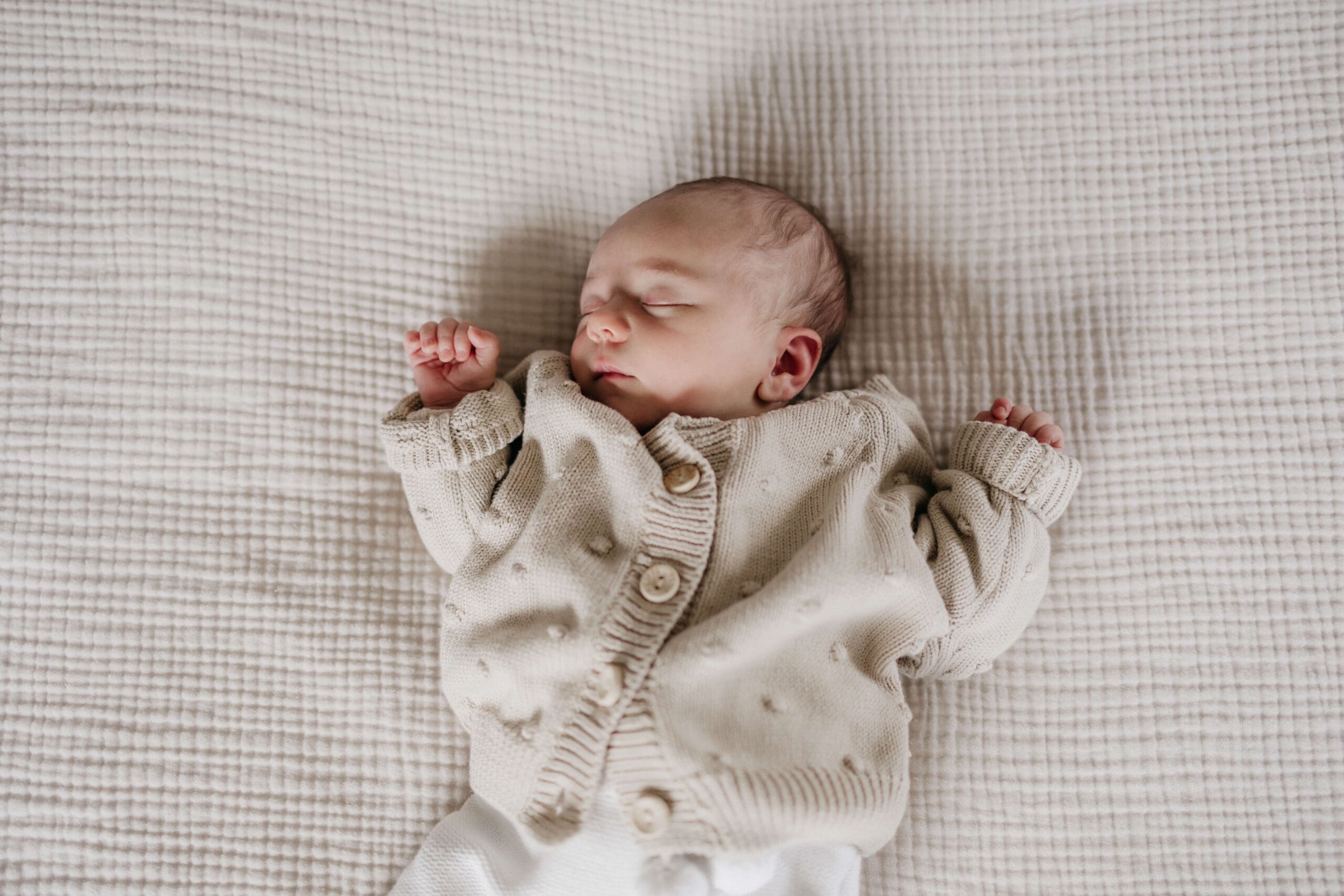 baby slaapt op bed