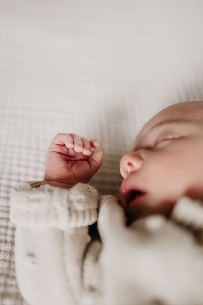 Baby slaapt, je ziet het handje