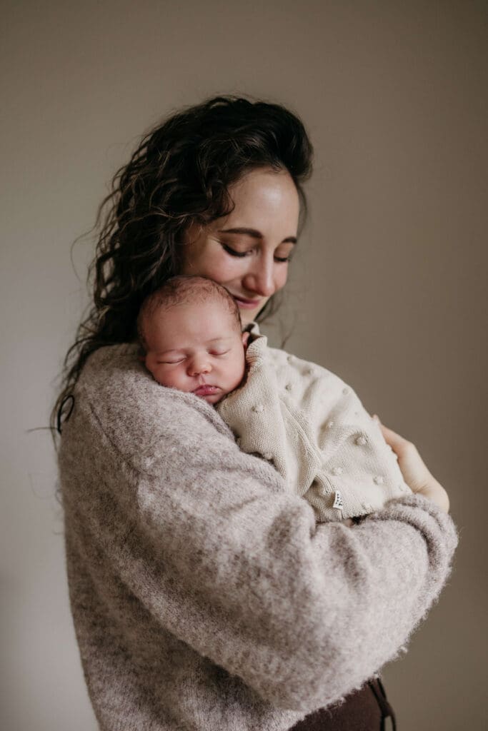 baby newbornshoot baby slaapt op de schouder van mama