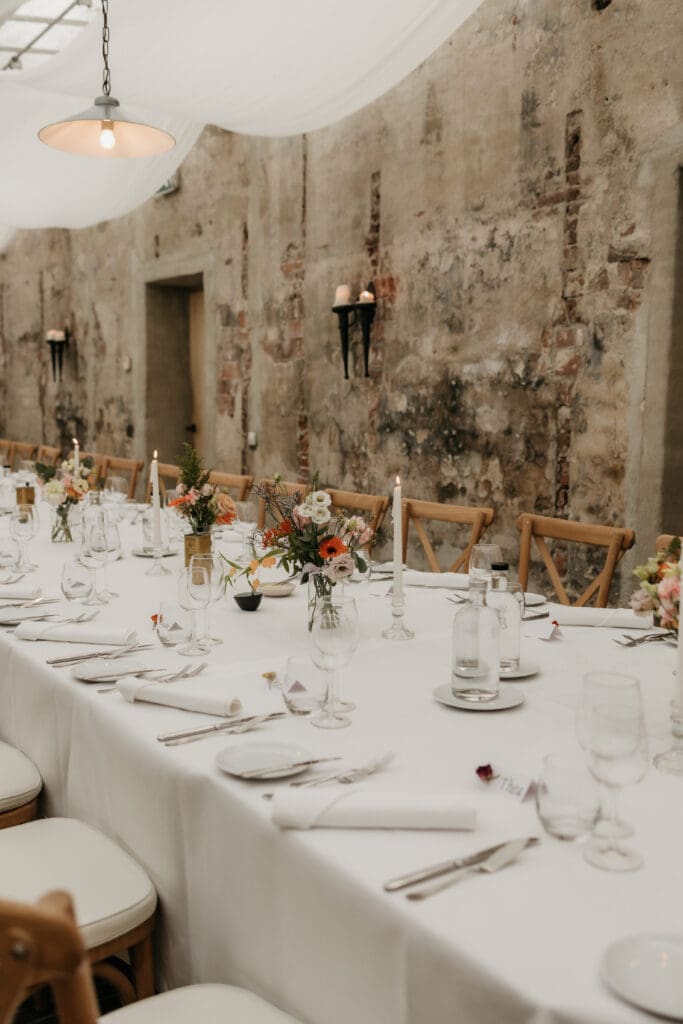 dinertafel in de kas van Groot Warnsborn