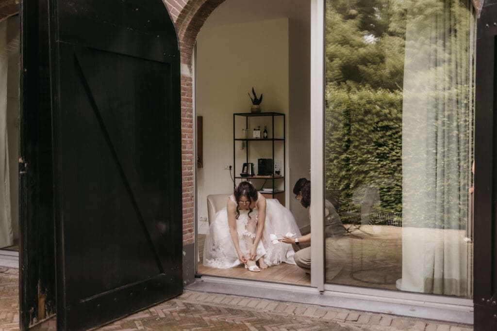 bruid trekt haar schoenen aan